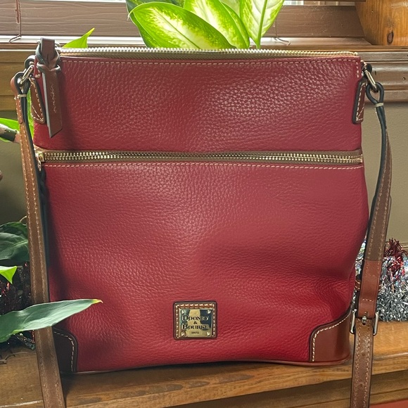 DOONEY & BOURKE PEBBLE GRAIN LEATHER CROSS BODY. RED. BRAND NEW. - Picture 1 of 8